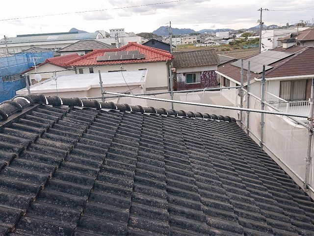 棟部漆喰詰め直し工事の大屋根の丸瓦再設置状況