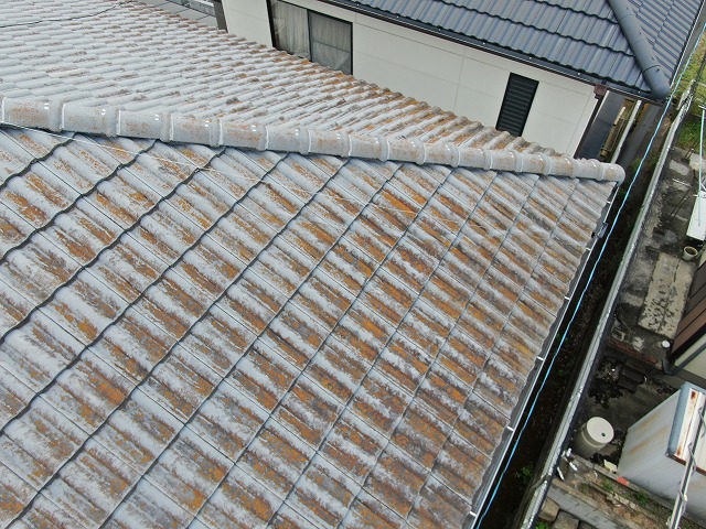 住宅屋根の現場調査でモニエル瓦の色あせを確認