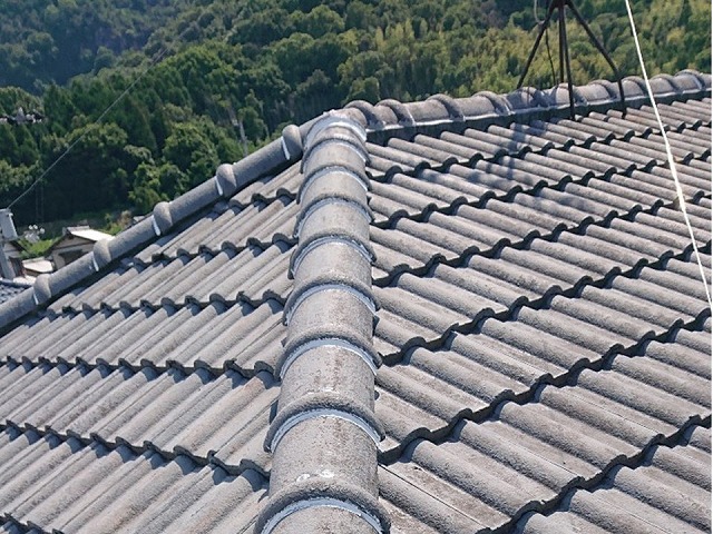 隅棟丸瓦へのラバーロック工法による固定が完了