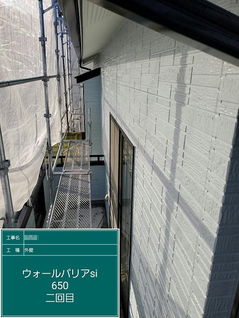 サイディング外壁塗装工事の「ウォールバリア水性Si」による2回目塗装
