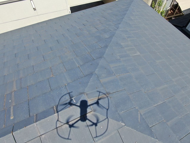 住宅の屋根無料点検でセメント瓦の色あせを確認