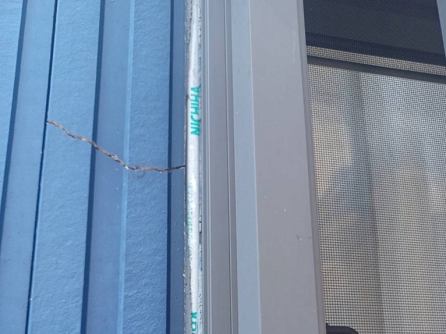 外壁無料点検で経年にともなうサイディングのひび割れやコーキングの剥離を確認