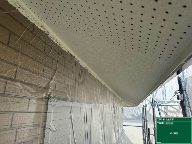 住宅外壁塗装工事の軒天塗装2回目上塗りの施工状況