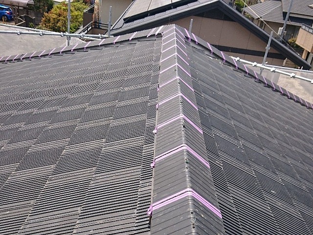 屋根メンテナンスの棟部ラバーロックのマスキングテープ養生