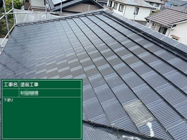 セメント瓦塗装で塗料の吸い込みを抑える下塗り工程