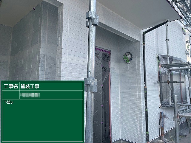 サイディング外壁塗装工事の玄関まわりへの下塗り施工