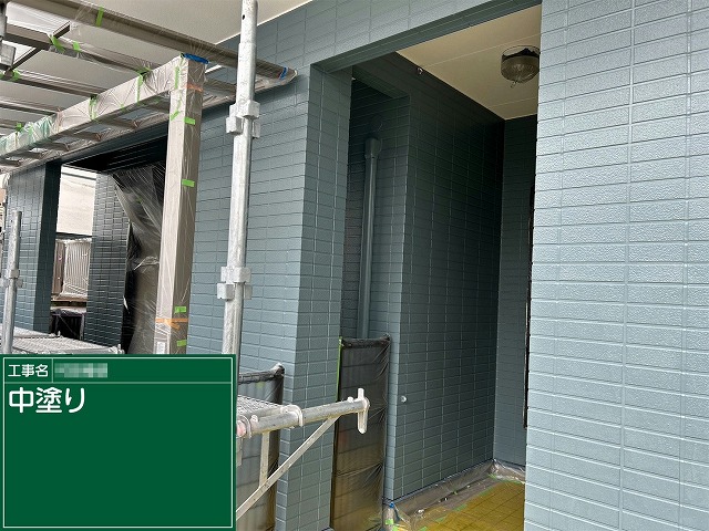 外壁塗装工事のタイル調サイディングへの中塗りが完了
