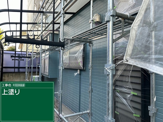 外壁塗装工事の1階タイル調サイディングへの上塗りが完了