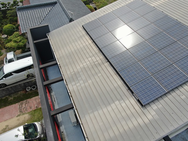 ドローンを用いた住宅無料点検で金属屋根の色あせを確認