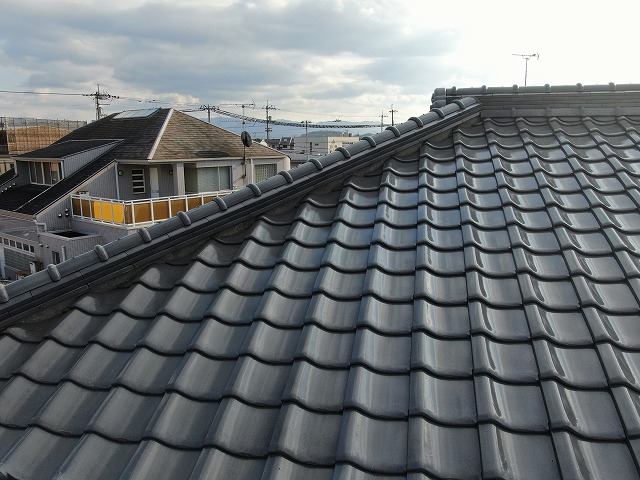 住宅屋根の無料点検で棟部漆喰の変色を確認