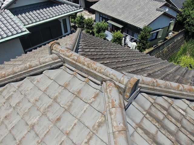 ドローンによる屋根の無料点検でセメント瓦の苔の繫殖を確認