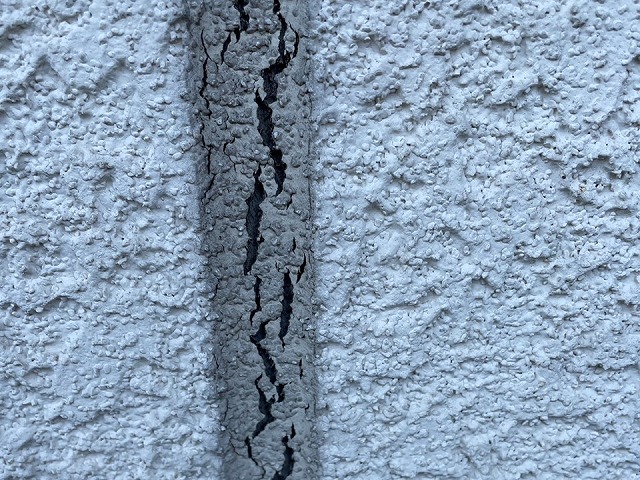 外壁無料点検で目地コーキングのひび割れを確認