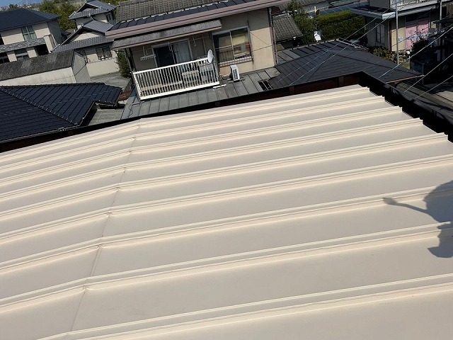 瓦棒葺きで仕上げられた住宅大屋根に対するカバー工法メンテナンスが完了