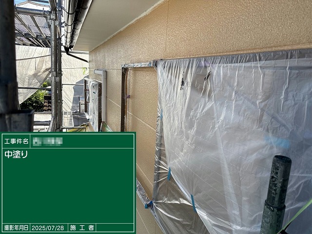 外壁塗装工事の中塗りが完了したサイディング外壁