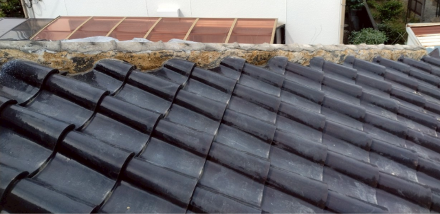 冠瓦を外して漆喰を詰め替える