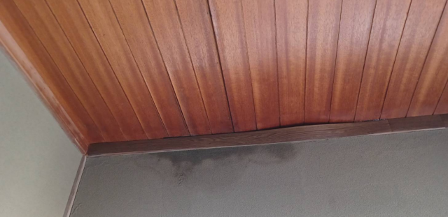 天井と壁に雨漏りした跡があります