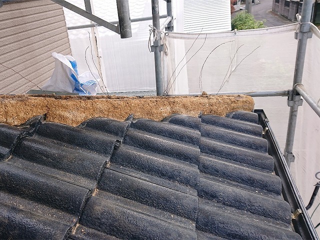 漆喰詰め直し工事の既存漆喰の除去と周辺の清掃が完了