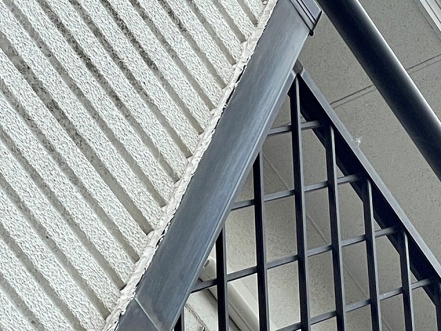 住宅の現場調査でベランダフェンスの枠際のコーキング切れを確認