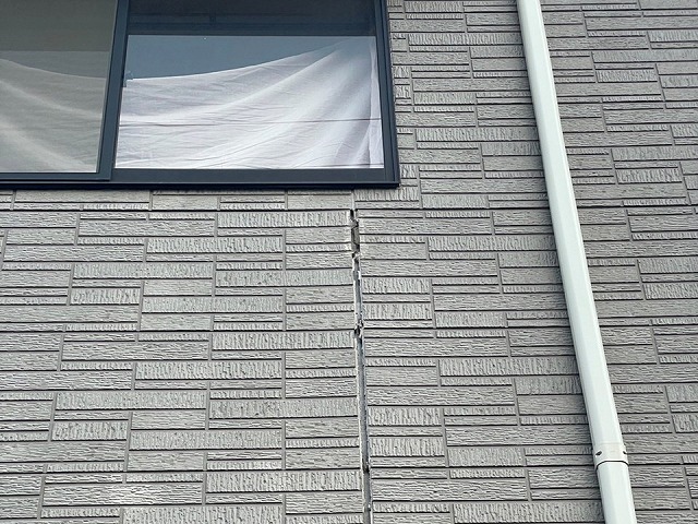 住宅外壁調査でコーキングの破断を確認