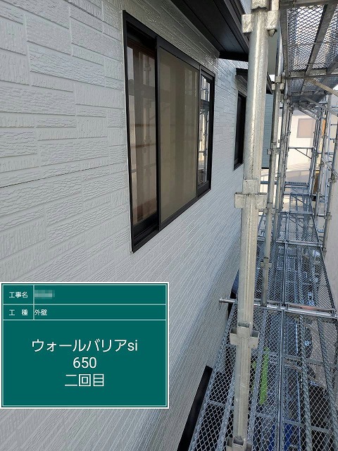 サイディング外壁塗装工事の低汚染塗料による2回目塗装