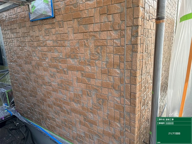 住宅建物塗装工事のタイル柄サイディングへのクリア塗装が完了