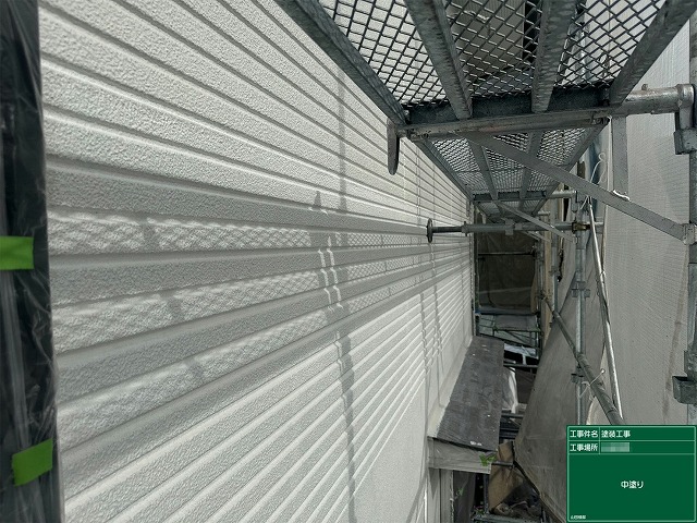 ALC外壁塗装3回塗り工程の中塗り完了状況