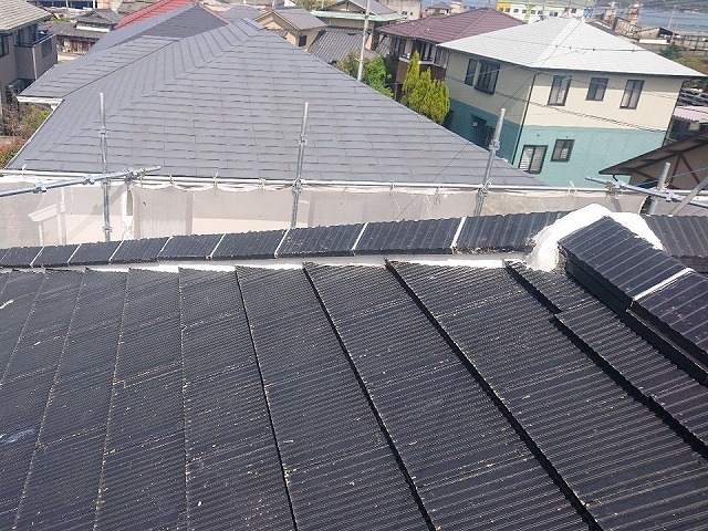 屋根メンテナンス漆喰詰め直し工程の三つ又部への漆喰塗り