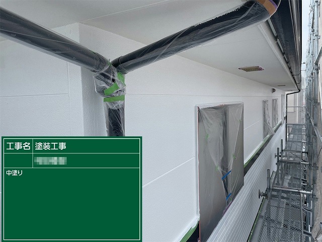 外壁塗装工事の2階プレーン調サイディングへの中塗りが完了