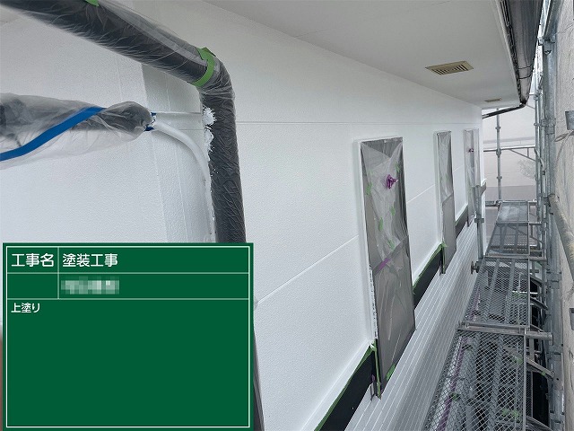 外壁塗装工事の2階プレーン調サイディングへの上塗りが完了