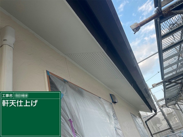 外壁塗装工事の2階部分の軒天への2回目塗装の様子