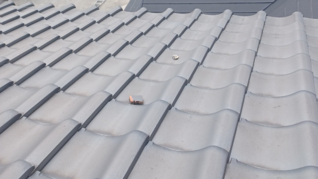 のし瓦が剥がれて散乱