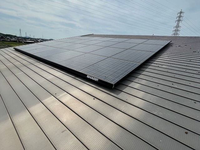 ドローンを用いた住宅無料点検で太陽光パネル周辺の鳥の糞被害を確認