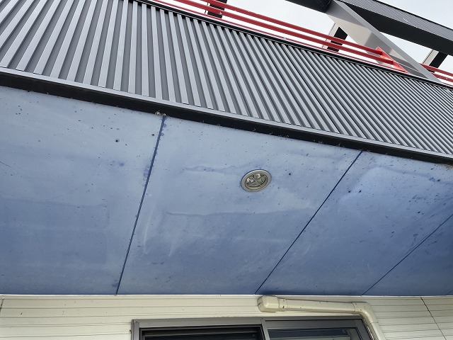 住宅の外壁点検で軒天の色あせを確認