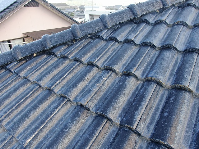 無料点検で棟漆喰のひび割れを確認