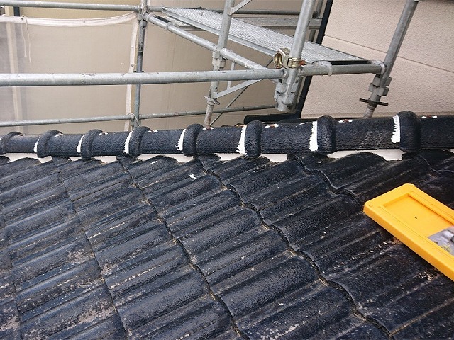 棟部漆喰詰め直し工事の漆喰コテ押さえ仕上がり状況