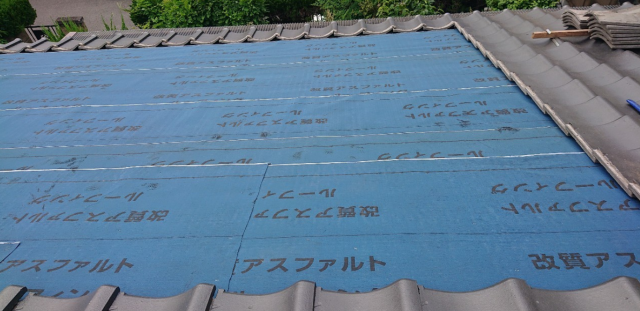 新しい防水シートを張る