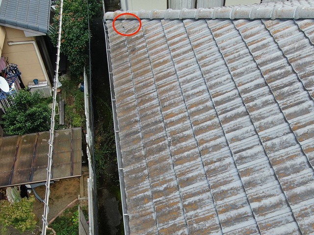 住宅屋根の現場調査でモニエル瓦の割れを確認