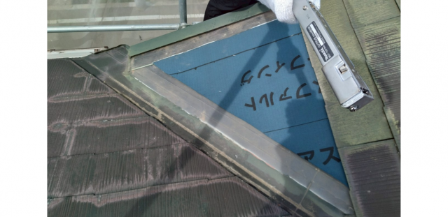 防水シートを張り直す