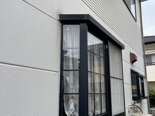 住宅の現場調査でサッシまわりのコーキング劣化を確認