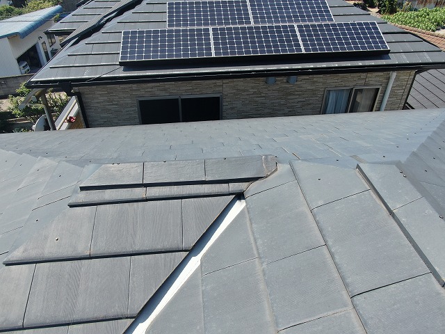 住宅の屋根無料点検で棟部コーキング切れを確認