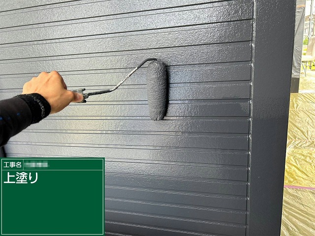 住宅建物塗装工事のサイディング外壁塗装上塗り施工