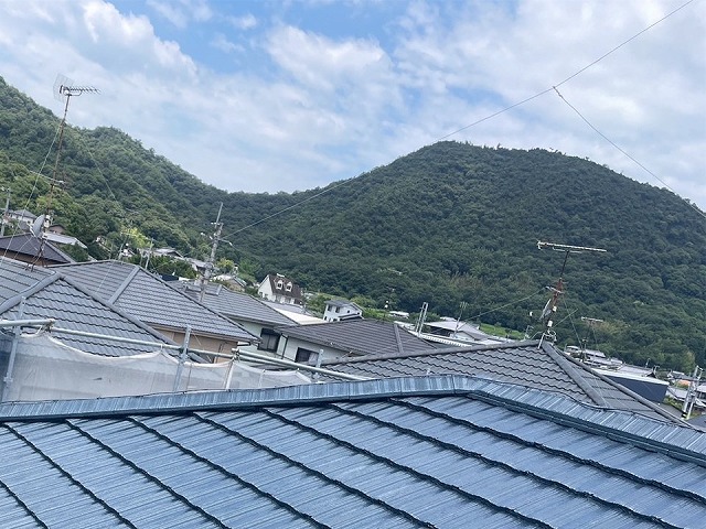 モニエル瓦塗装工事の「マイティーシリコン」を用いた塗装工程が完了