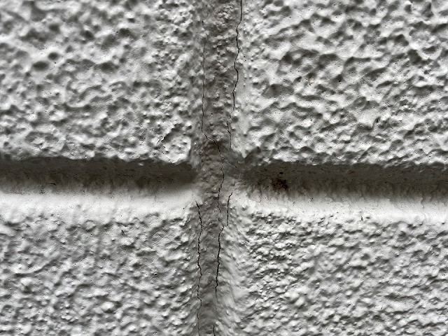 住宅の外壁無料点検でALC外壁の目地部にひび割れを確認