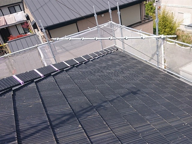 屋根メンテナンスの棟部ラバーロック完了状況