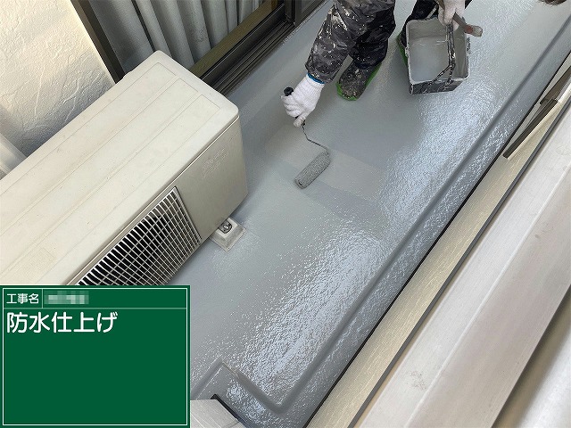 ベランダ防水トップコート塗り替えの2回目塗布状況