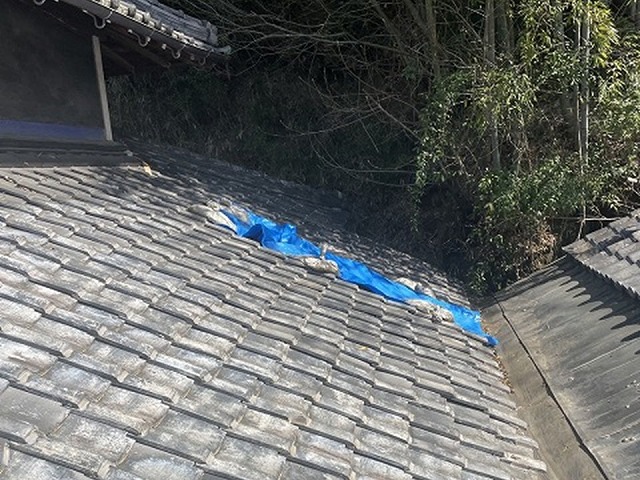雨漏りが発生していた瓦屋根に施されていた応急処置の様子