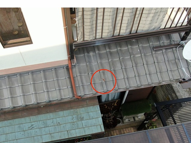 住宅屋根の無料点検で下屋根の一部に破損を確認