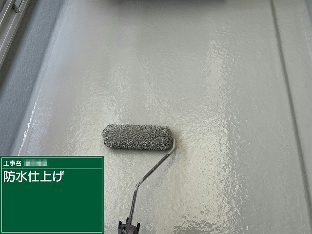 ベランダ防水トップコート塗り替え工事のトップコート塗布