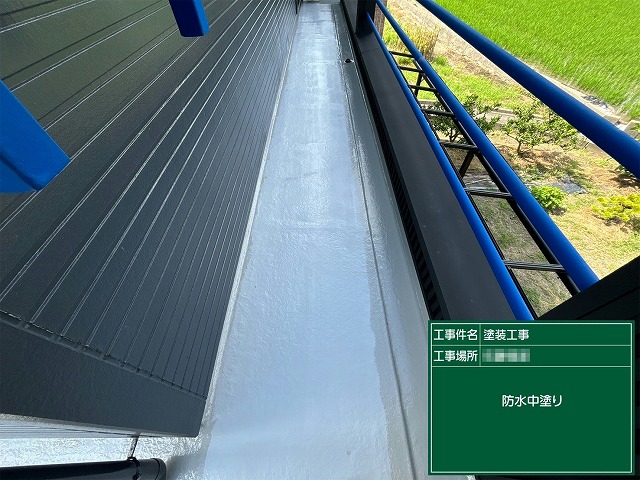 ベランダ防水塗装の防水材1回目塗布工程