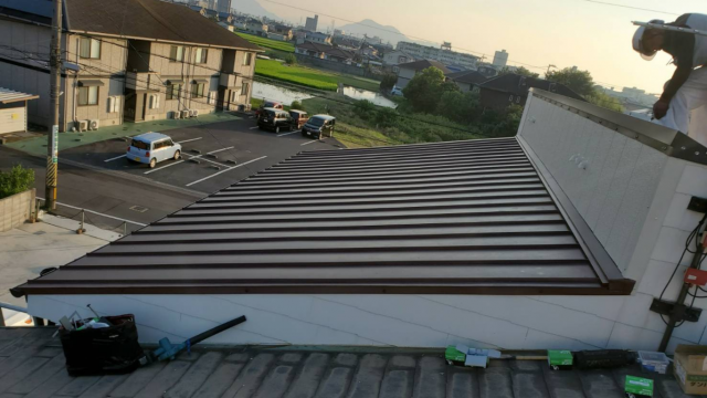 笠木を取り付け雨の侵入を防ぐ